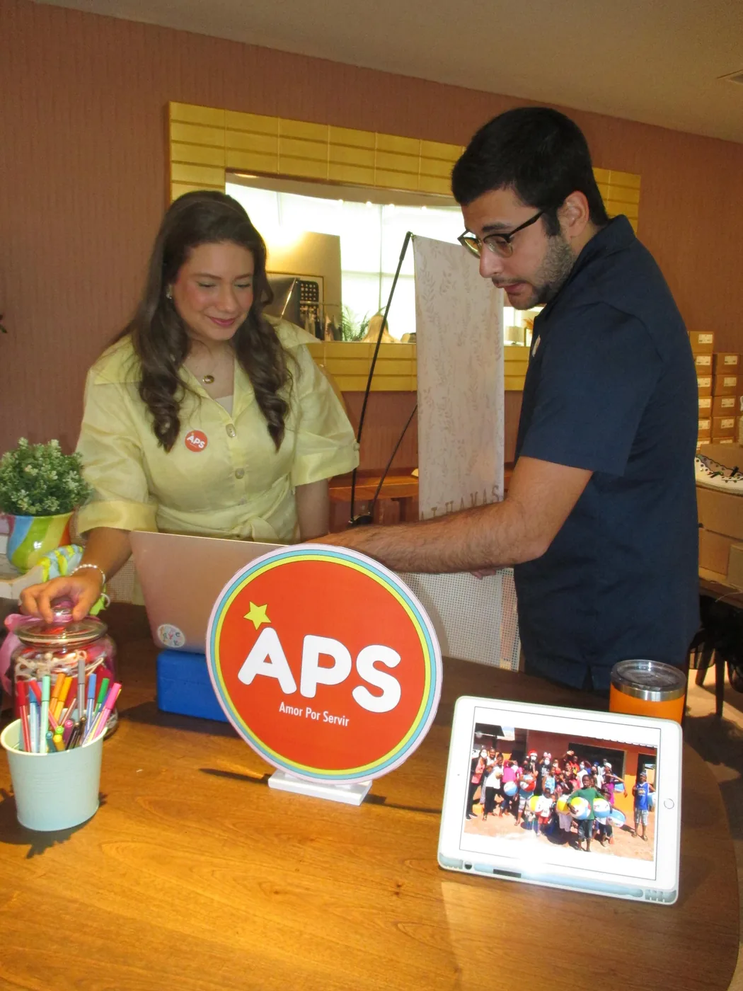El puesto de APS Bazar con el letrero de la fundación