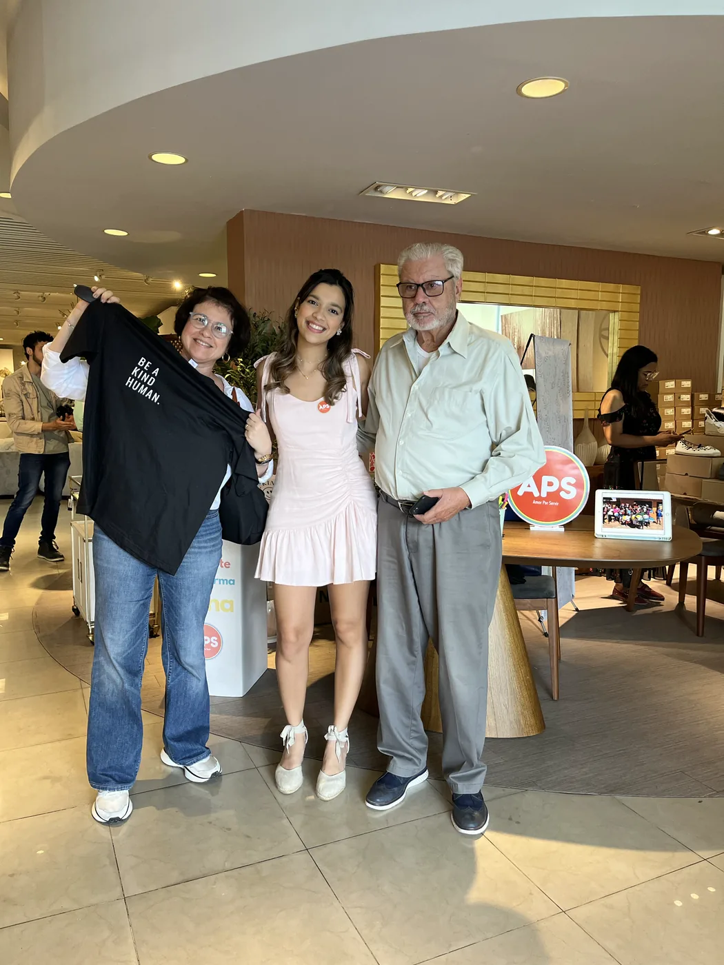 Voluntarias y un visitante en el bazar