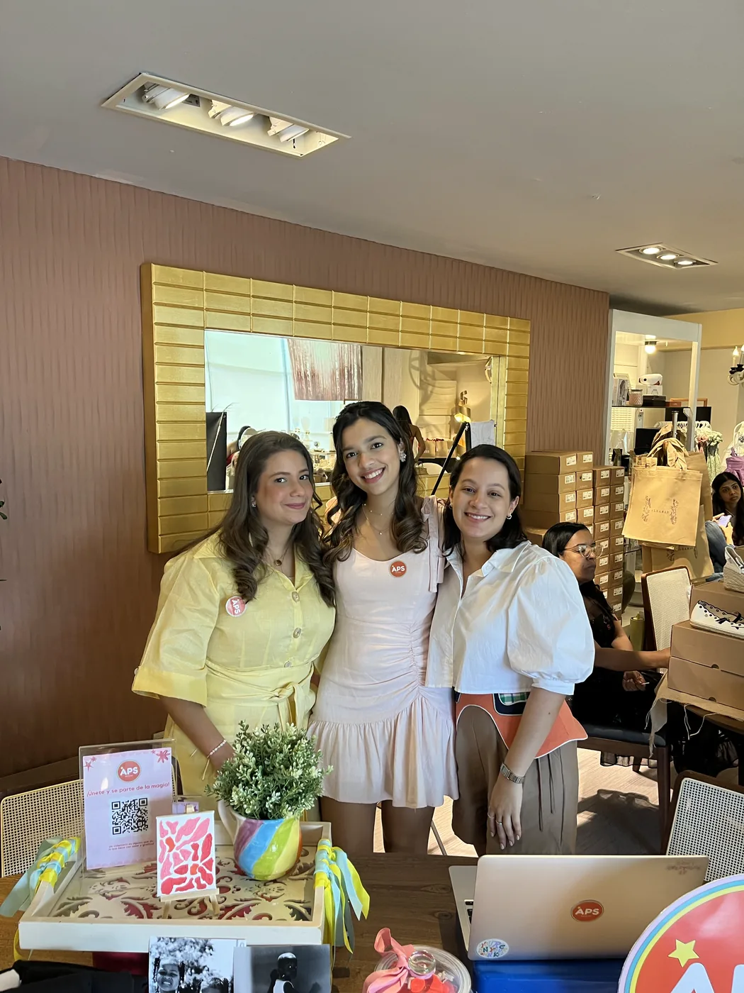 Tres voluntarias en el puesto del bazar