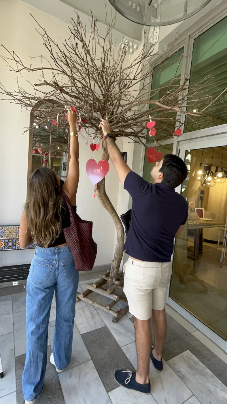 Montaje de la decoración de corazones en la entrada del bazar