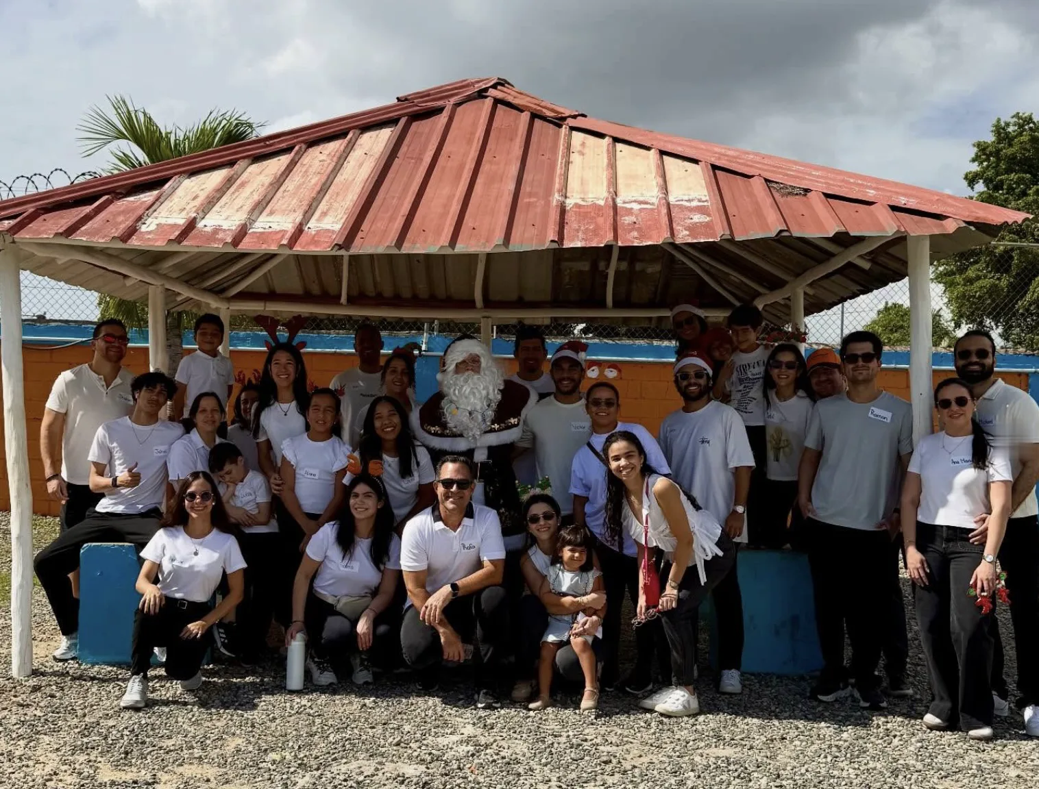 El equipo de Selman Arquitectos junto a los voluntarios de Amor Por Servir en una jornada navideña en el hogar