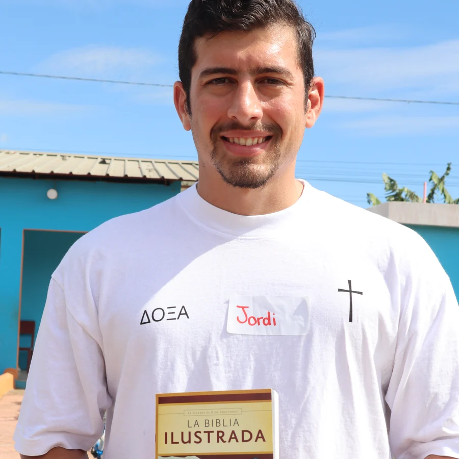 Jordi Masalles, voluntario de Amor Por Servir, sosteniendo un ejemplar de La Biblia Ilustrada