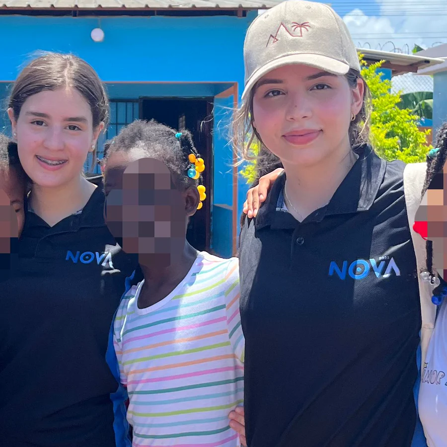 Mar Bournigal, voluntaria de Amor Por Servir, junto a otra voluntaria durante una jornada