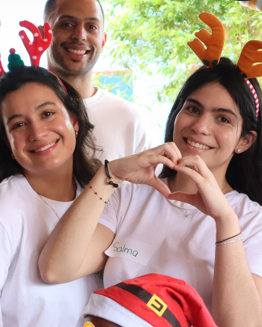 Salma Caram y Miranda Carvajal, de Selman Arquitectos, en una jornada navideña de Amor Por Servir