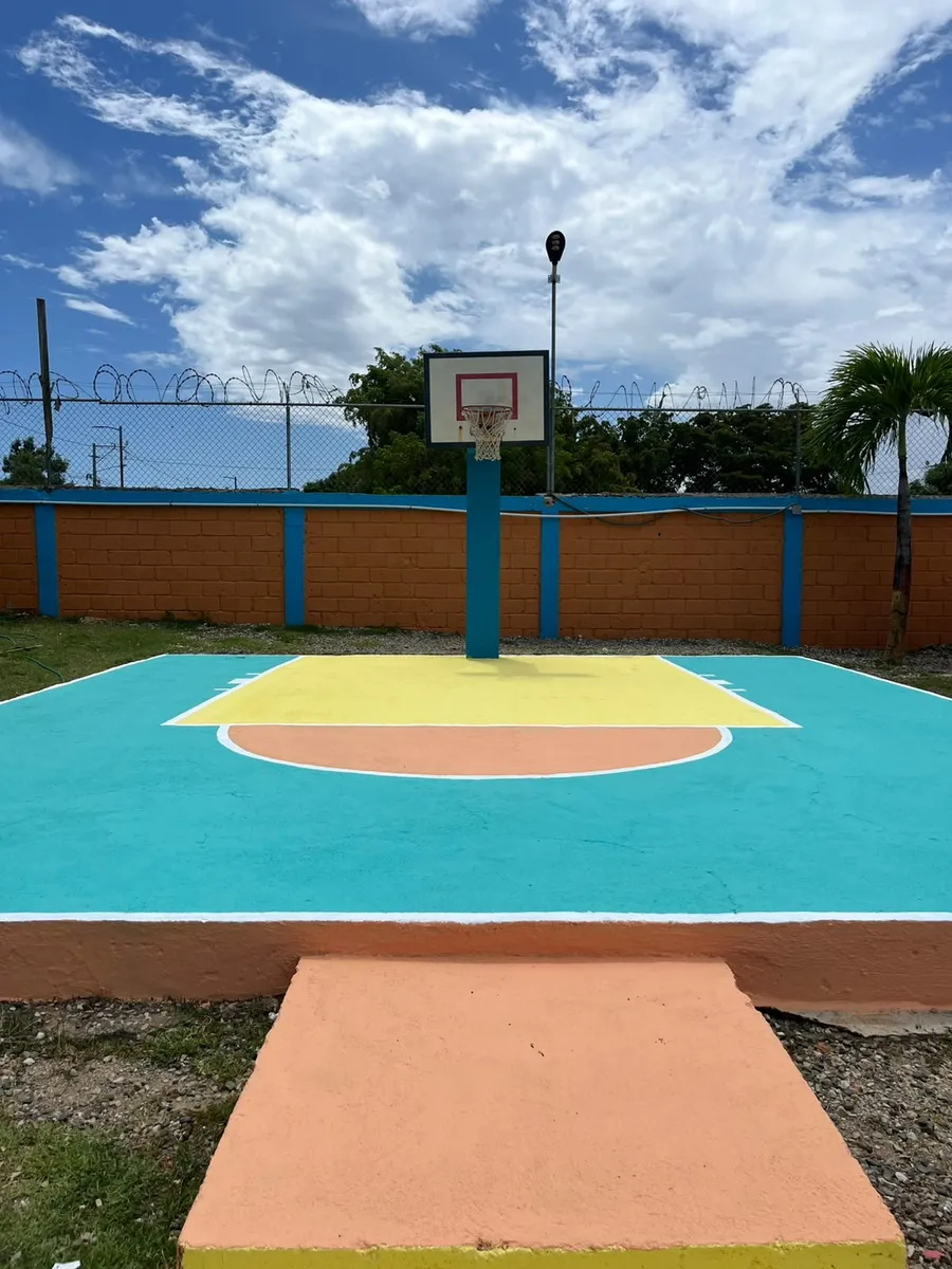 La misma cancha después: pintada en azul, amarillo y salmón