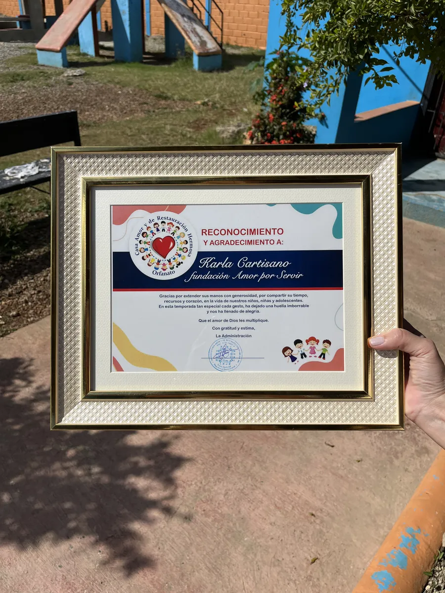 Certificado enmarcado de reconocimiento y agradecimiento a Karla Cantisano