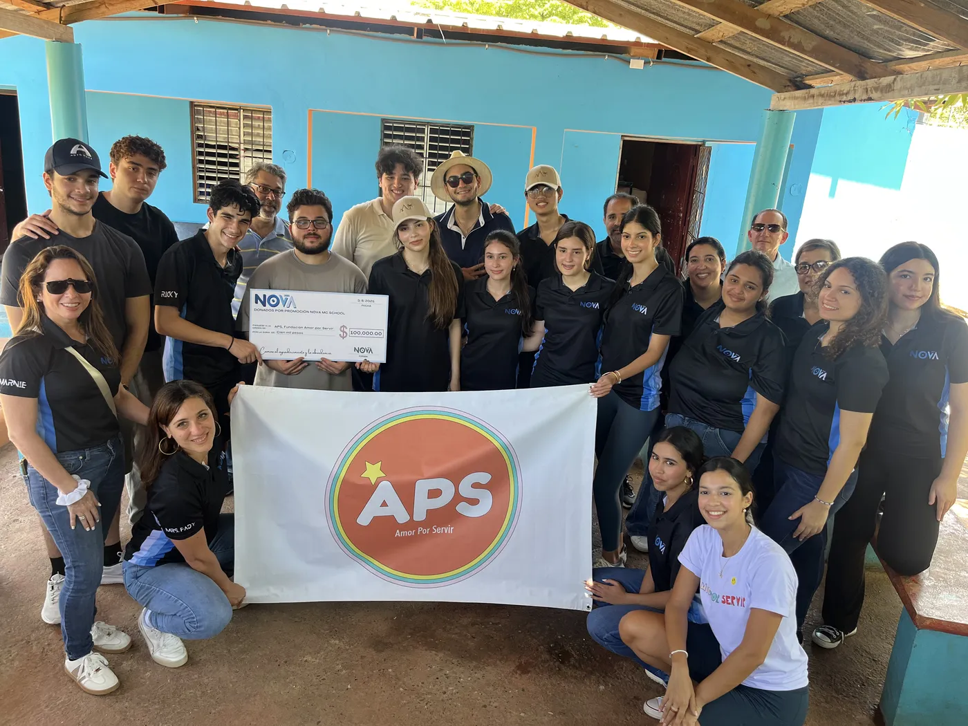 Equipo de voluntarias con el estandarte de APS