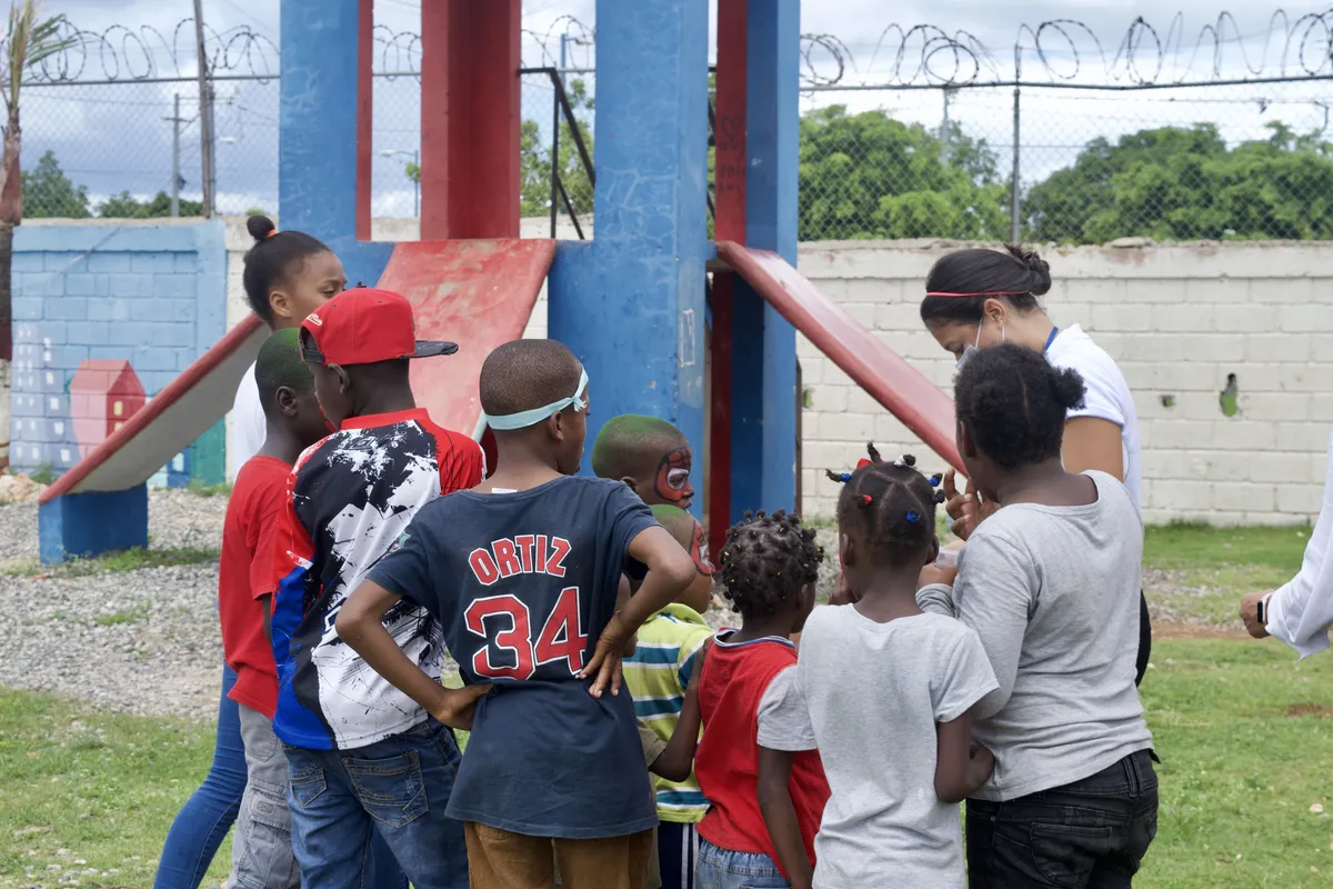 Niños jugando en el patio, de espaldas a la cámara