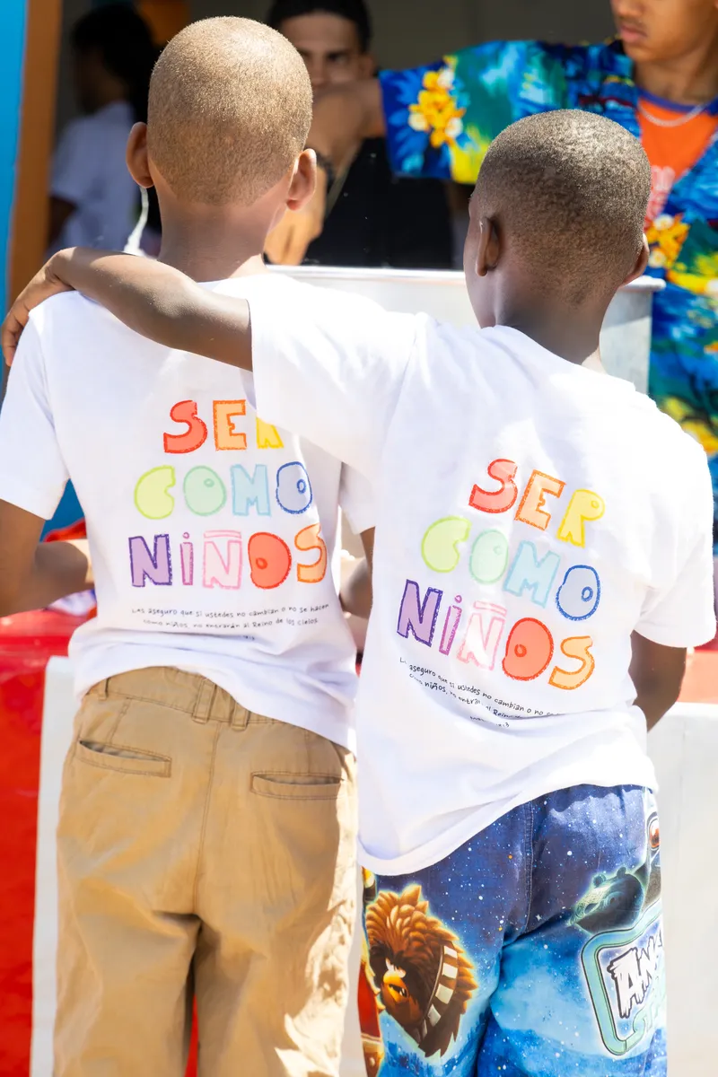Camiseta “Ser como niños” vista por la espalda