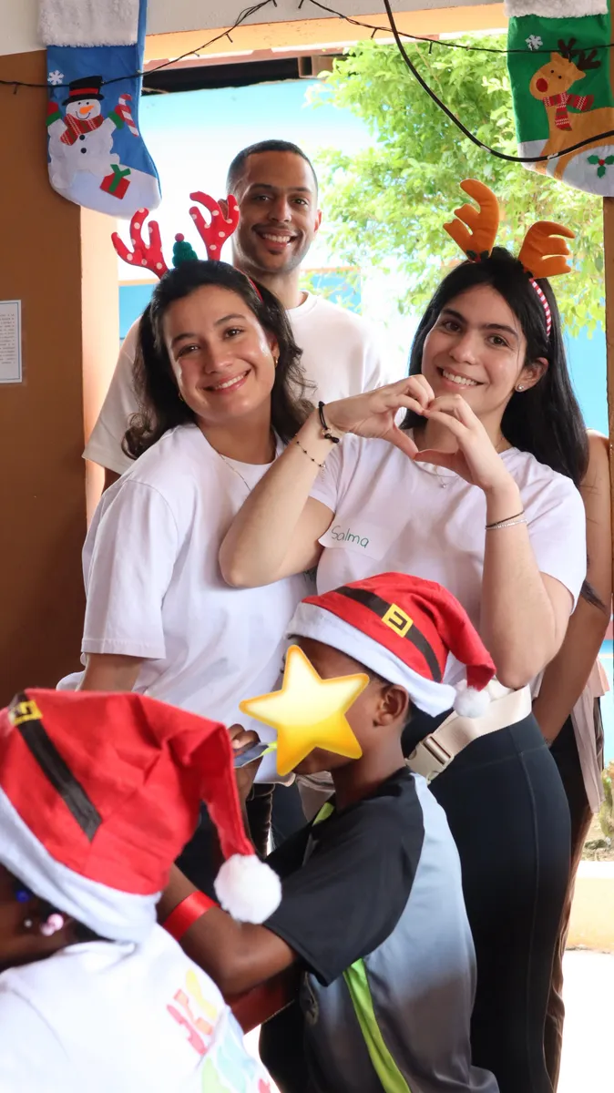 Voluntarios de la alianza durante una actividad navideña en el hogar