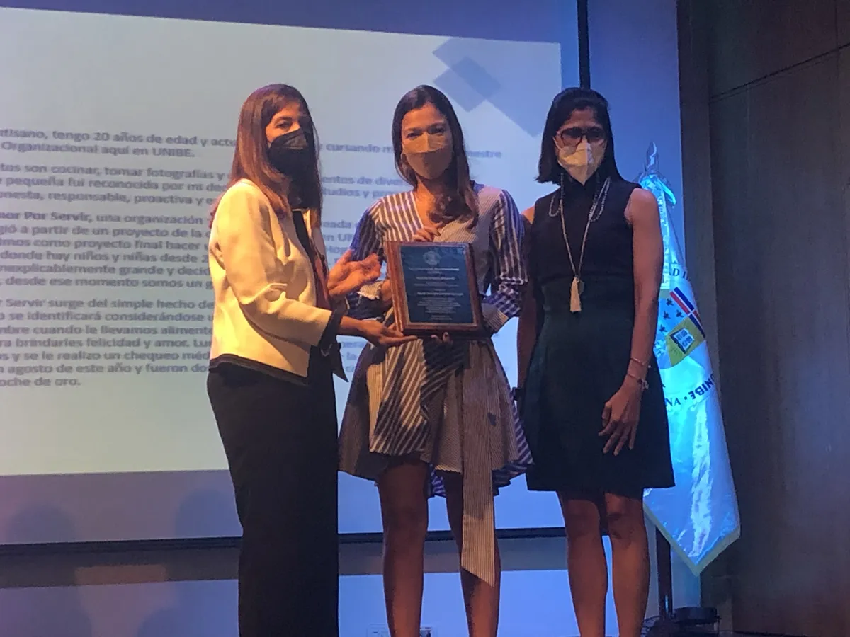 Entrega del reconocimiento de UNIBE a Karla Cantisano