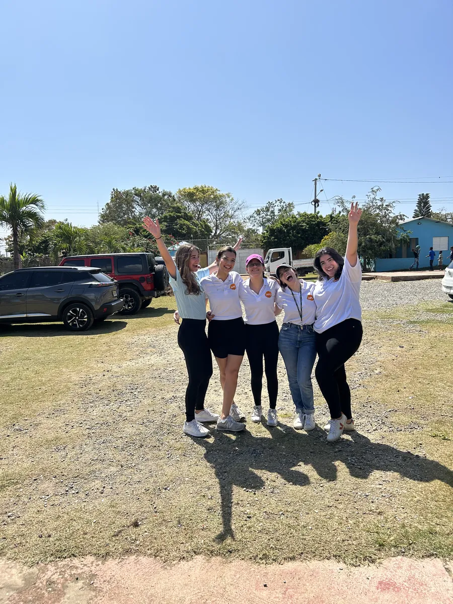 Voluntarias saltando y celebrando en el patio del hogar