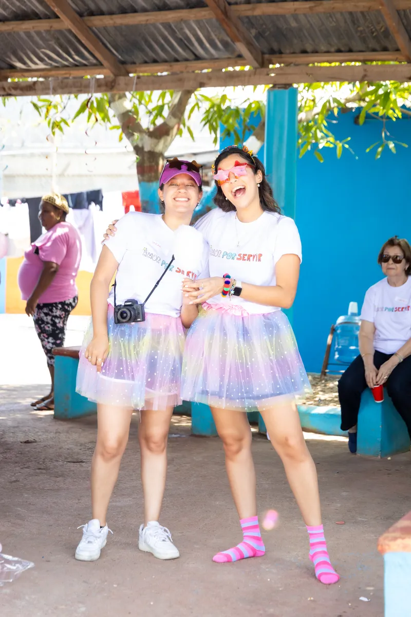 Dos voluntarias disfrazadas para la actividad de disfraces