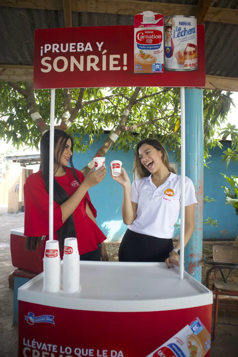 Dos voluntarias en una activación de marca durante una actividad de la fundación