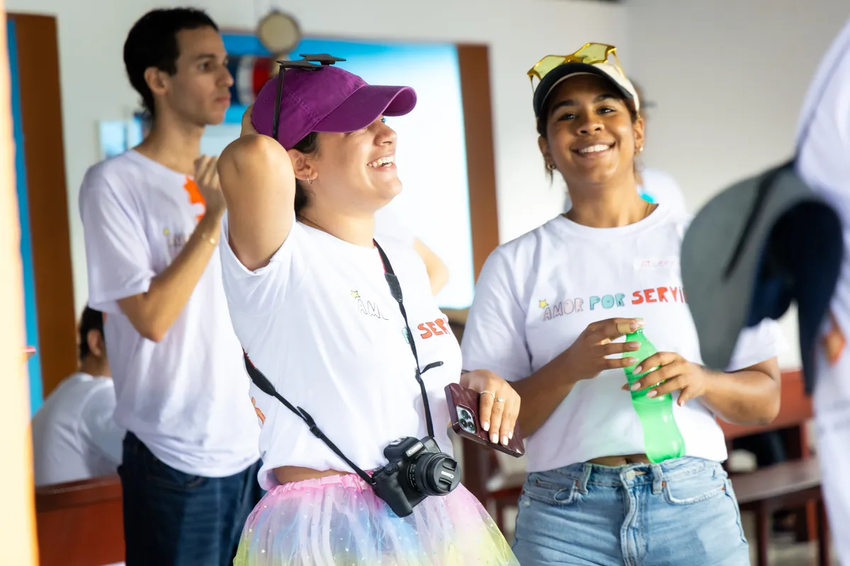 Equipo de voluntarios con pintura en la cara