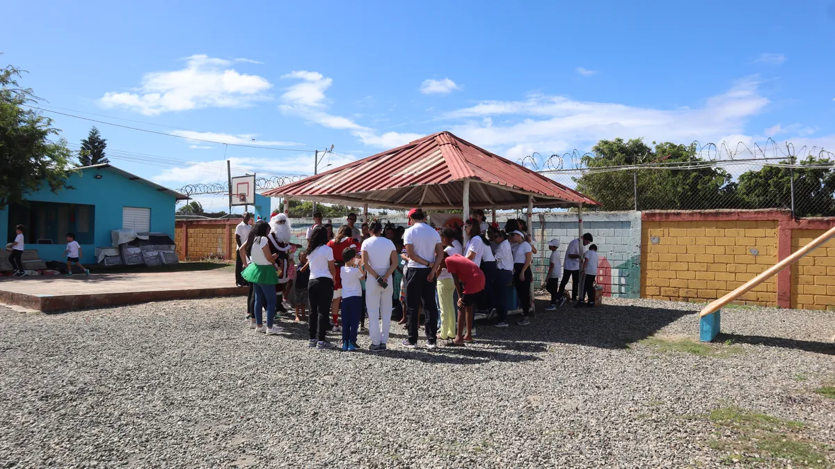 Los niños y voluntarios en fila durante una jornada