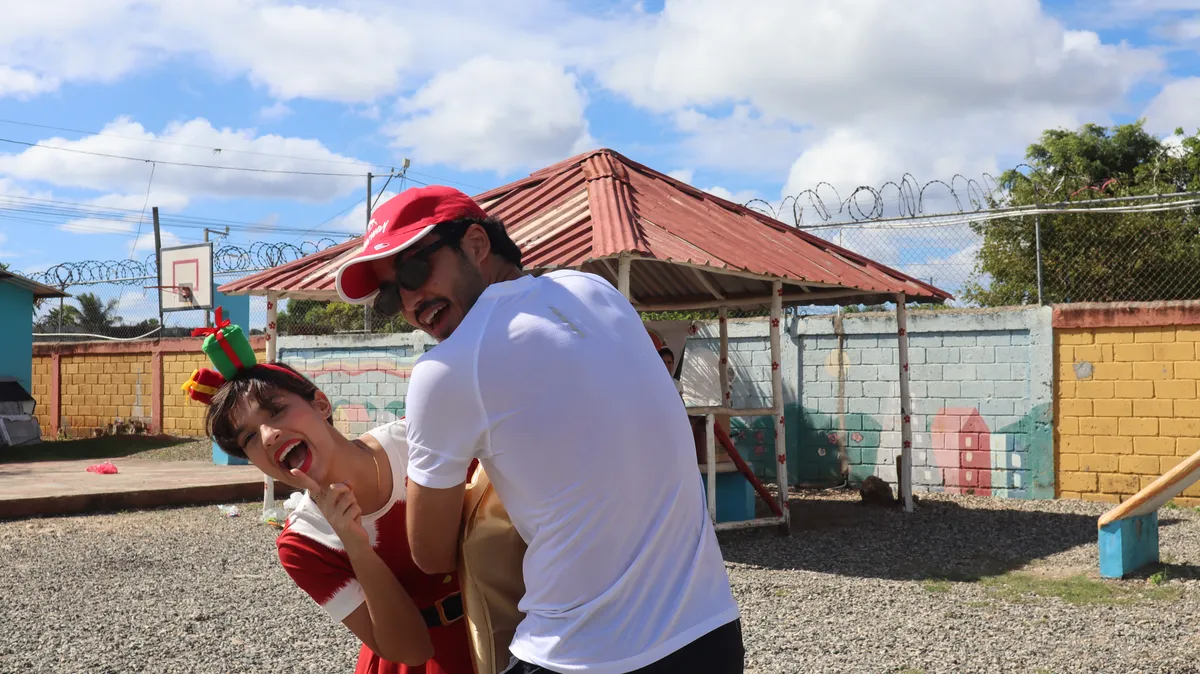 Voluntarios celebrando durante la jornada de Navidad