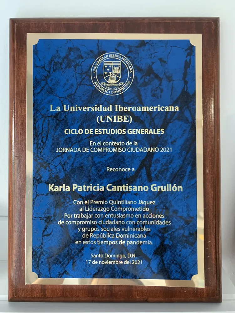 Placa de UNIBE con el Premio Quintiliano Jáquez al Liderazgo Comprometido