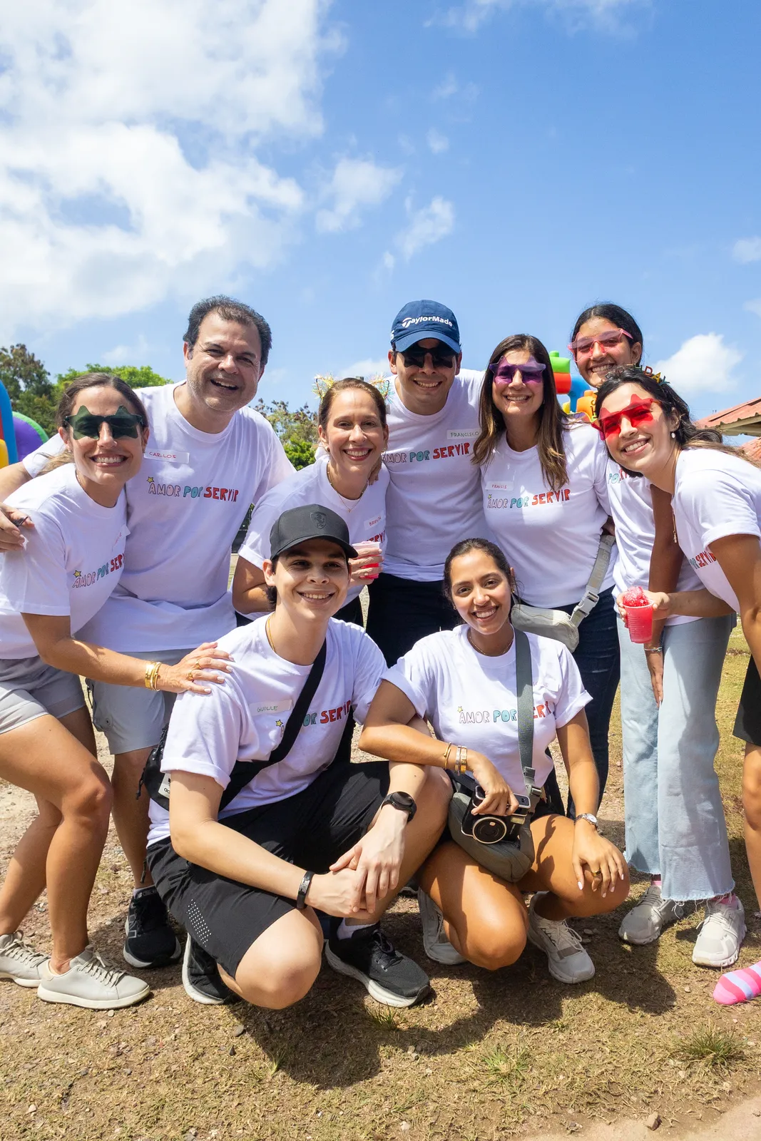 Grupo grande de voluntarios de Amor Por Servir reunidos en el hogar